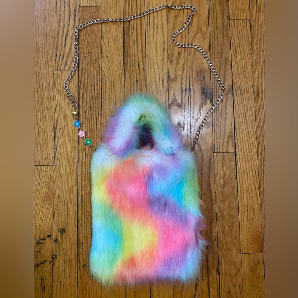 💗🩵💛Fun fuzzy purse with fun crossbody chains!